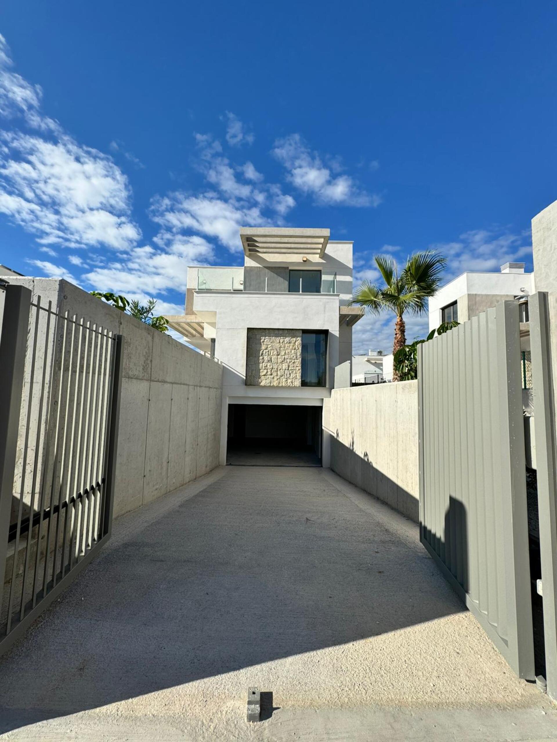 For sale - 4 Bedroom 3 Bathroom detached in Finestrat - Finestrat  - Alicante